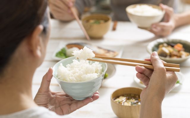 Mơ thấy ăn cơm có ý nghĩa gì? Mơ thấy ăn cơm có ý nghĩa gì?